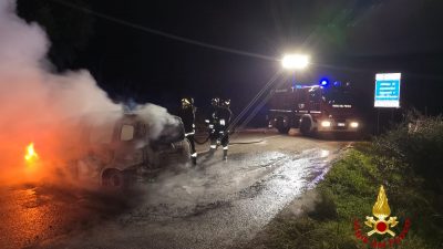 La Panda distrutta dalle fiamme sulla 389