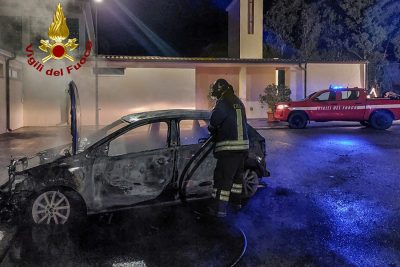 L'auto data alle fiamme a Orosei