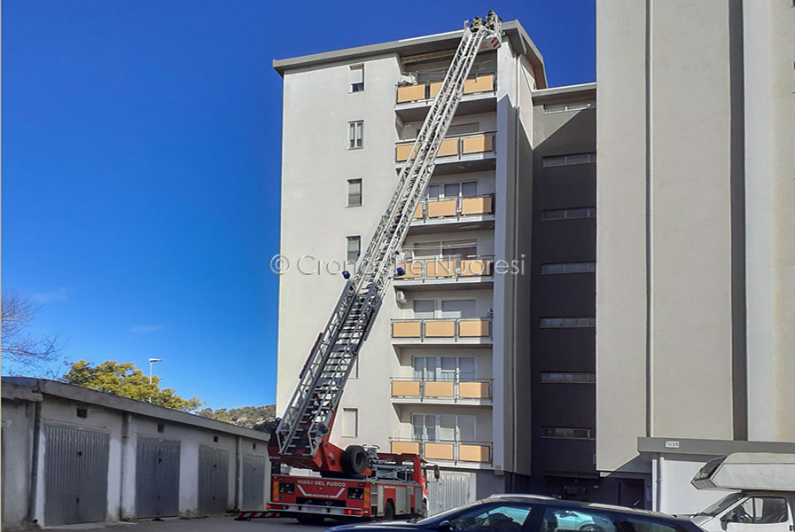 Nuoro. Si staccano alcune tegole e parte di un cornicione: paura in via Sant’Antioco