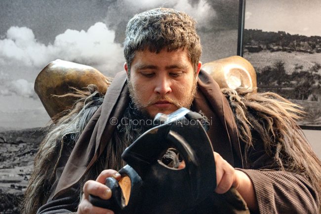 Mamoiada, Alessio Siotto, indossa la maschera da Mamuthone (foto S.Novellu)