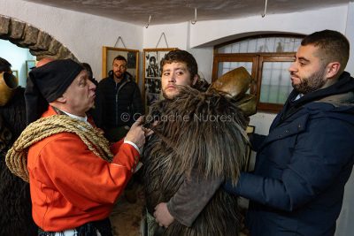 Mamoiada, Alessio Siotto, indossa gli abiti del Mamuthone (foto S.Novellu)