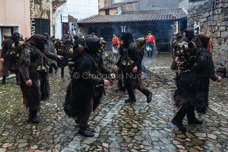 Il mistero di Mamuthones e Issohadores si rinnova: la pioggia non ferma la tradizione