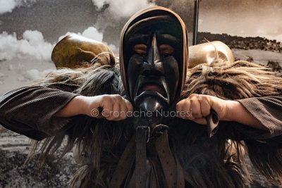 Mamoiada, vestizione di un Mamuthone (foto S.Novellu)