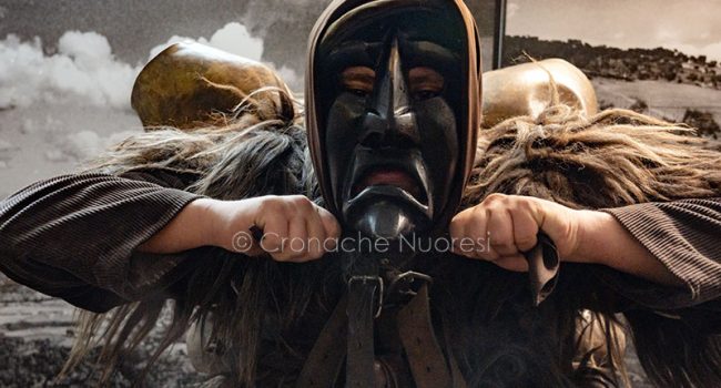 Mamoiada, vestizione di un Mamuthone (foto S.Novellu)