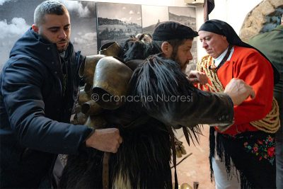 Mamoiada, vestizione di un Mamuthone (foto S.Novellu)