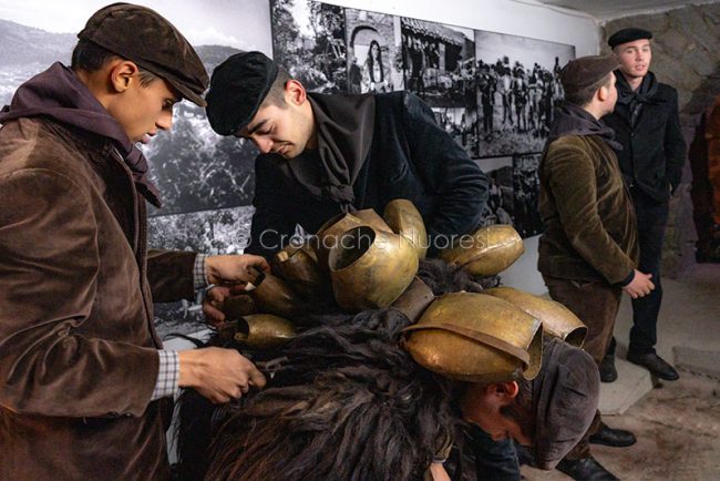Mamoiada, vestizione di un giovane Mamuthone (foto S.Novellu)