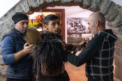 Mamoiada, vestizione di un giovane Mamuthone (foto S.Novellu)