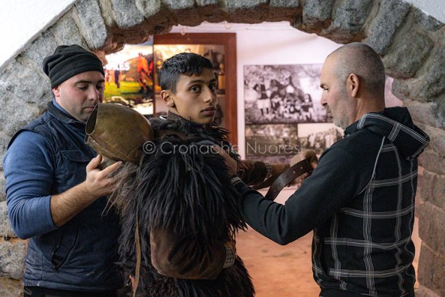 Mamoiada, vestizione di un giovane Mamuthone (foto S.Novellu)