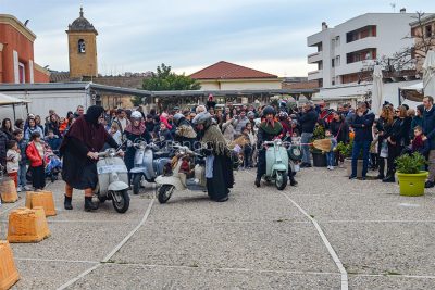 Nuoro, Befana in Lambretta (foto Nieddu)