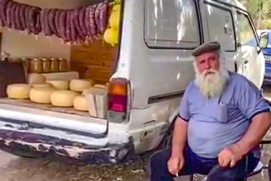 Tentato omicidio a Padru. Ferito a fucilate tziu Peppineddu Fadda: vendette formaggio a George Clooney