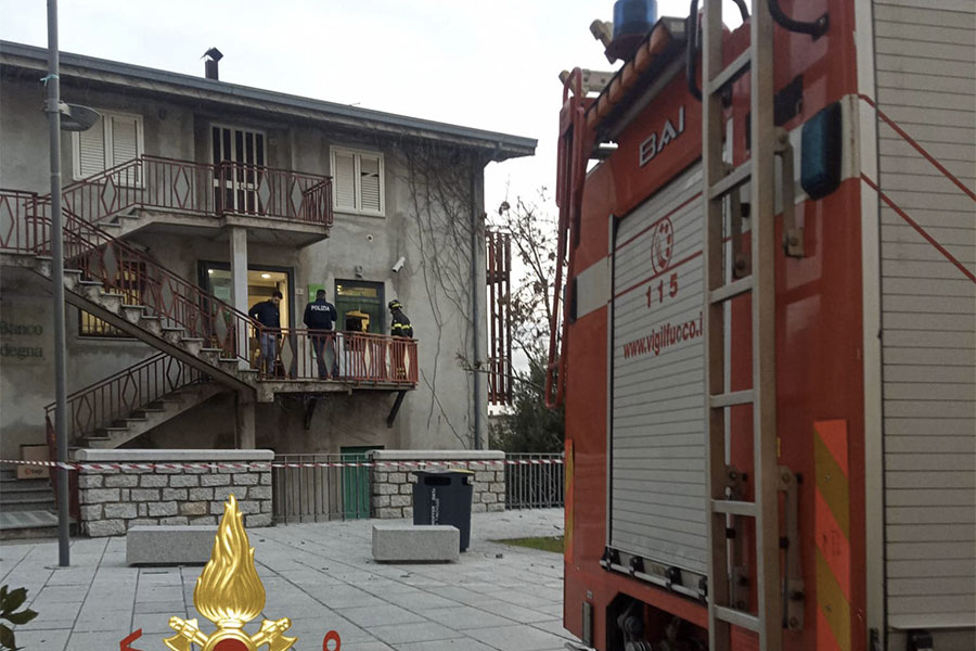 Assalto notturno al bancomat di Arzana: sportello automatico fatto esplodere con un ordigno esplosivo