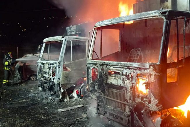 Compattatori dei rifiuti in fiamme a Orgosolo