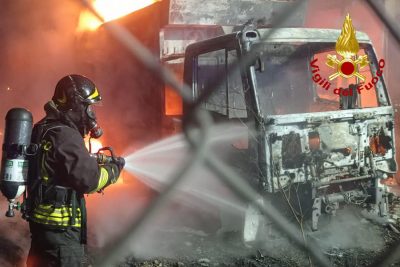 Compattatori dei rifiuti in fiamme a Orgosolo