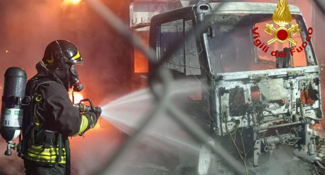 Compattatori dei rifiuti in fiamme a Orgosolo