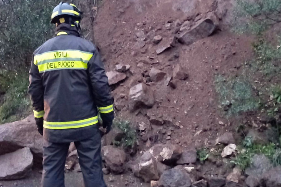 La pioggia battente provoca frane e smottamenti nel Nuorese. Chiusa la strada Nuoro-Mamoiada
