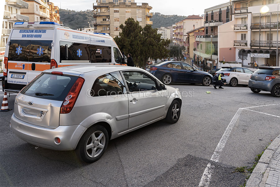 Nuoro. investita una donna. Parcheggio selvaggio e pedoni imprudenti: un mix pericoloso