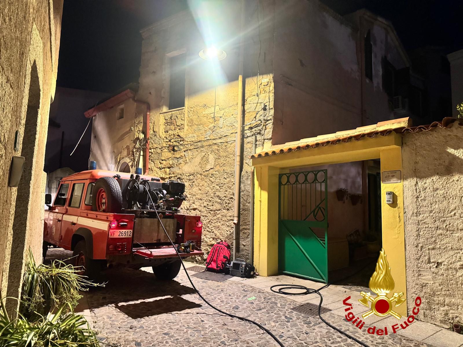 Paura nella notte a Nuoro: a fuoco un’abitazione