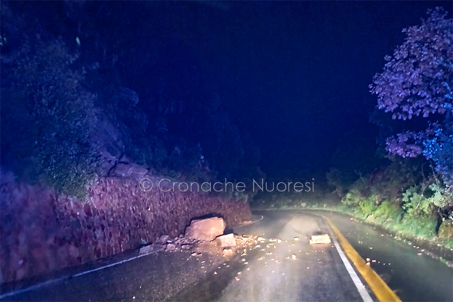 Nuoro. La pioggia battente genere frane all’Ortobene: chiusa strada di Sedda Ortai