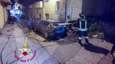 L'auto data alle fiamme a Siniscola
