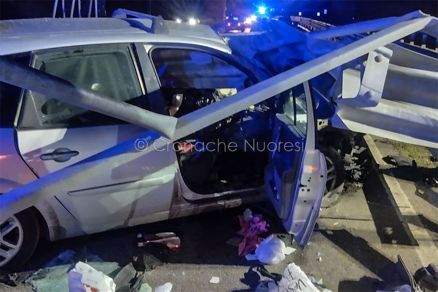 Tragedia sfiorata sulla 131 DCN: si schianta contro il guard-rail che penetra nell’auto