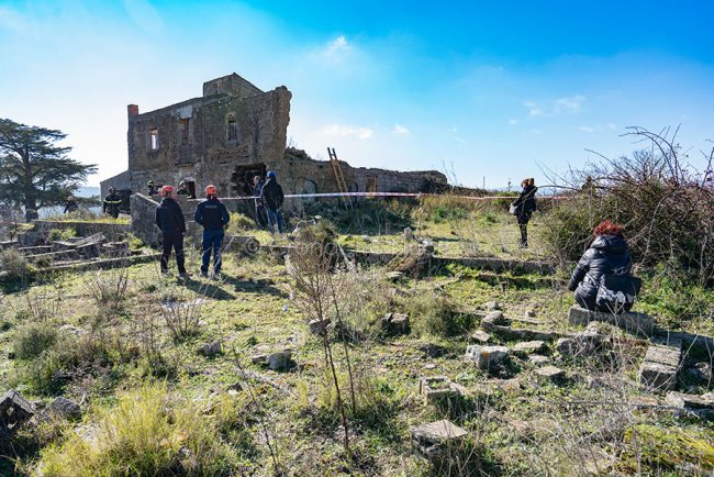 L'ispezione ai vani dell'immobile della tragedia (foto S.Novellu)