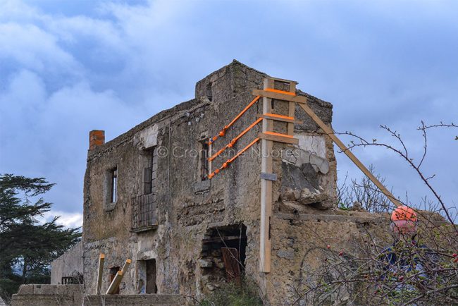 Messa in sicurezza dello stabile della tragedia (foto Nieddu)