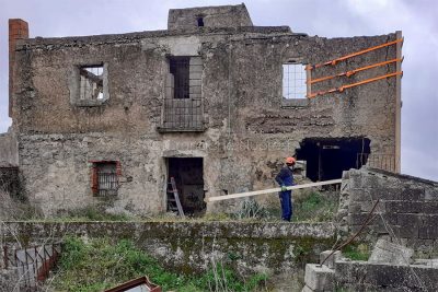 Messa in sicurezza dello stabile della tragedia (foto Nieddu)