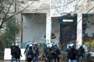 Polizia in tenuta antisommossa a Firenze