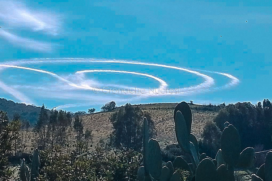 Mistero nei cieli del Nuorese: avvistati strani segni circolari – VIDEO