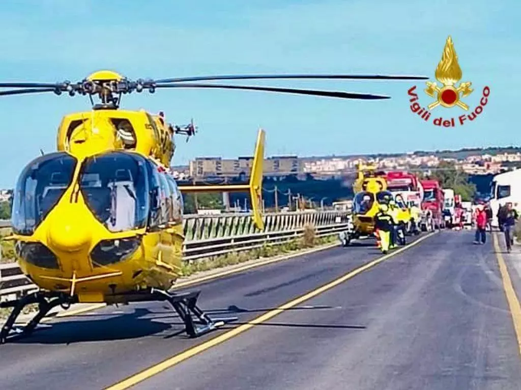 Scontro frontale nel siracusano, tre morti e otto feriti