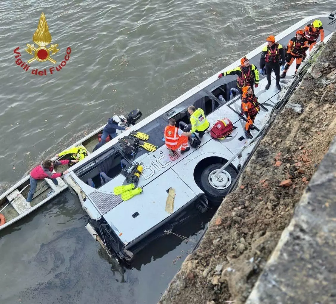 Autobus turistico precipita dal ponte in centro a Torino: morto l’autista