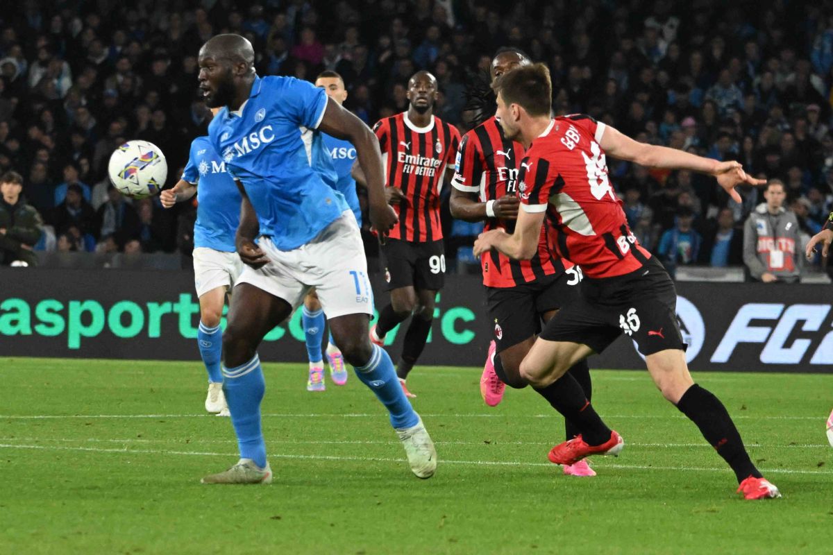 Il Napoli piega il Milan 2-1 e resta a -3 dall’Inter