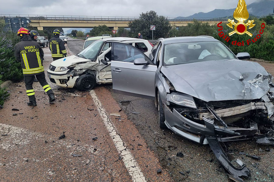 Maxi-incidente sulla SS125: tre auto distrutte, diversi feriti in ospedale e traffico in tilt