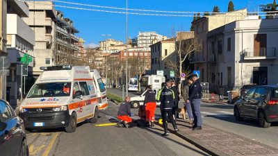 I soccorsi alla donna investita in via Manzoni
