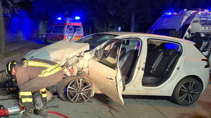 Orani. Perde il controllo dell’auto e si schianta contro un albero: è grave