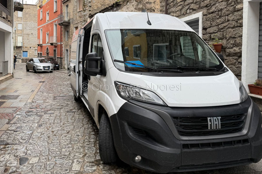 Orgosolo. Far west in pieno giorno: commando armato rapina furgone portavalori