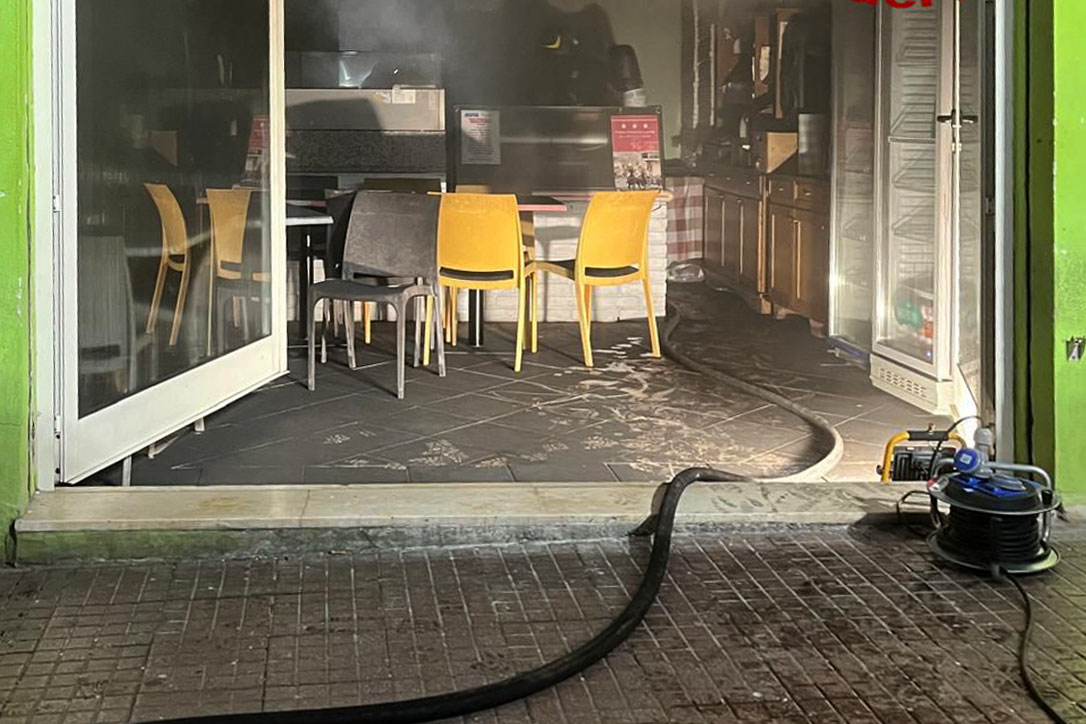 Dorgali. A fuoco una pizzeria: vigile del fuoco fuori servizio limita i danni