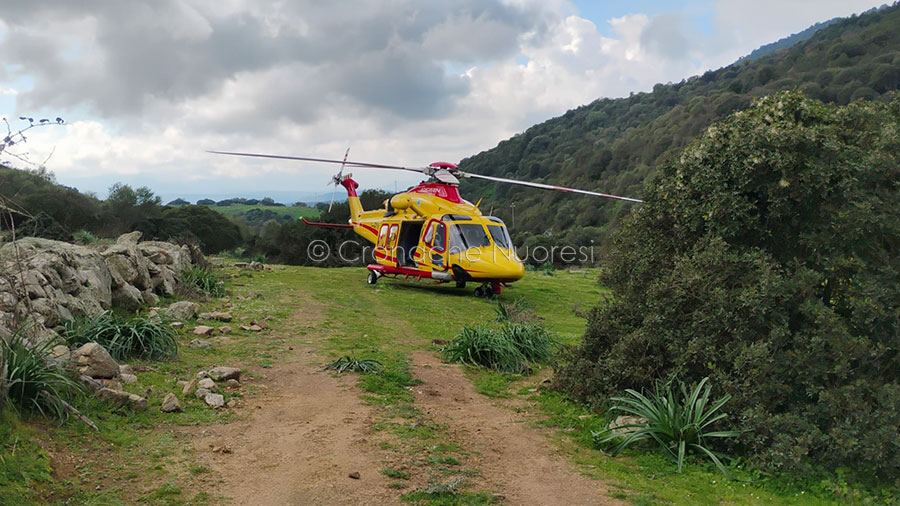 Operaio schiacciato dallo pneumatico di un tir in officina, è grave