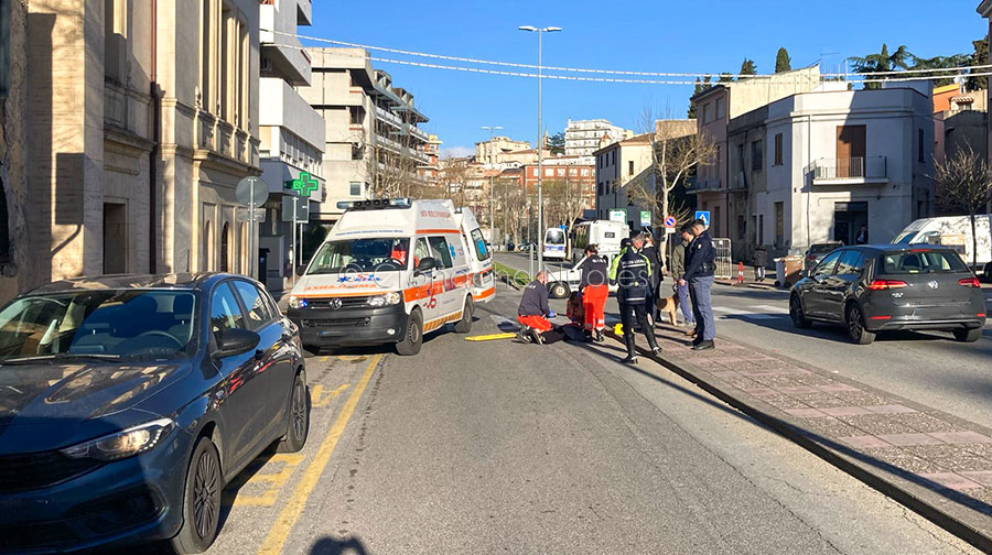 Tragedia sfiorata a Nuoro: donna investita mentre attraversa sulle strisce in via Manzoni
