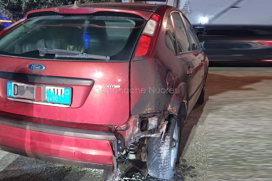 Attentato incendiario a Posada: distrutta nella notte una Ford Focus