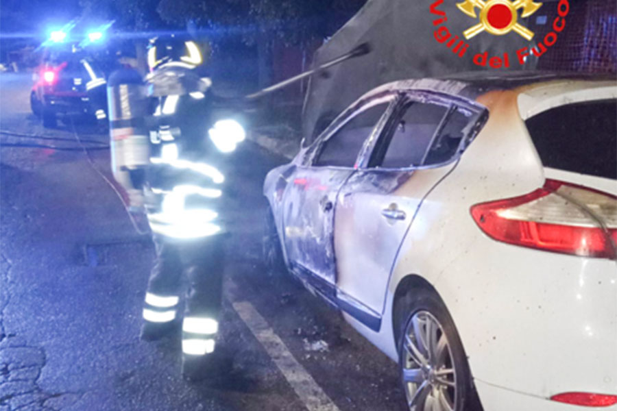 Nuoro. Attentato incendiario nella notte: Renault Megane distrutta dalle fiamme