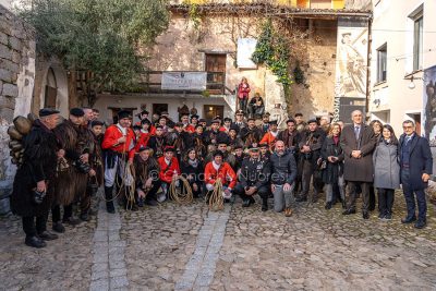 Mamoiada, Mamuthones e Issohadores con Alessandra Todde e le altre autorita' (foto S.Novellu)