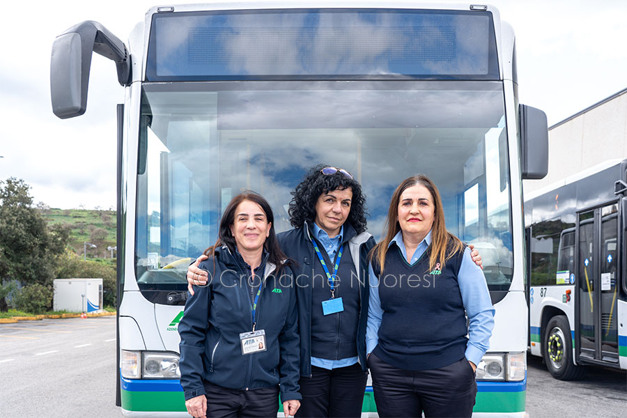 Nuoro. Il “Postalino” ha un cuore femminile: tre storie di gentilezza e professionalità alla guida