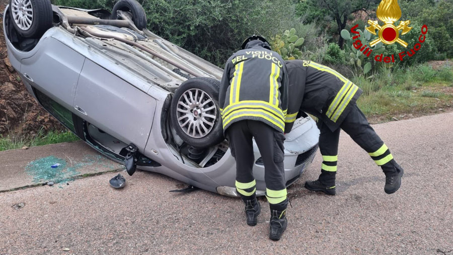 Perde il controllo dell’auto e si ribalta: giovane in codice rosso