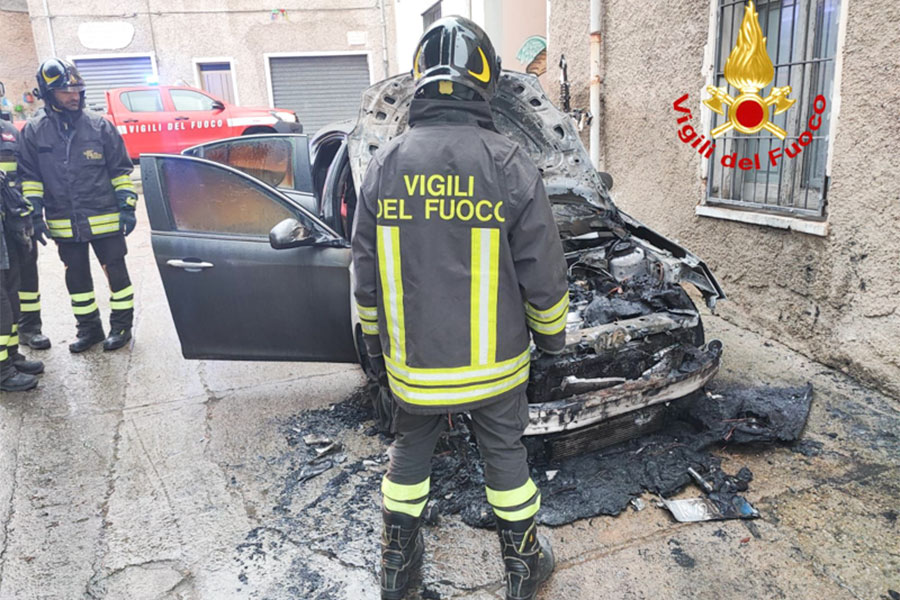 “Eroi fuori servizio”: vigili del fuoco spengono incendio auto a Bitti prima dell’arrivo dei colleghi