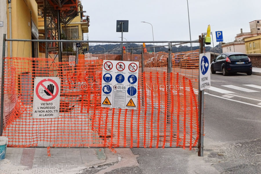 Nuoro. Cantieri pericolosi in via Trieste: pedoni costretti a rischi inaccettabili