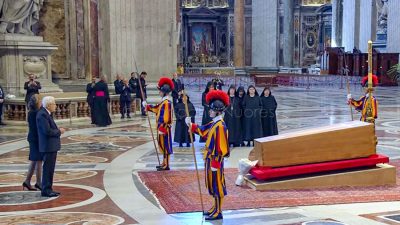 L'omaggio di Mattarella al papa Francesco