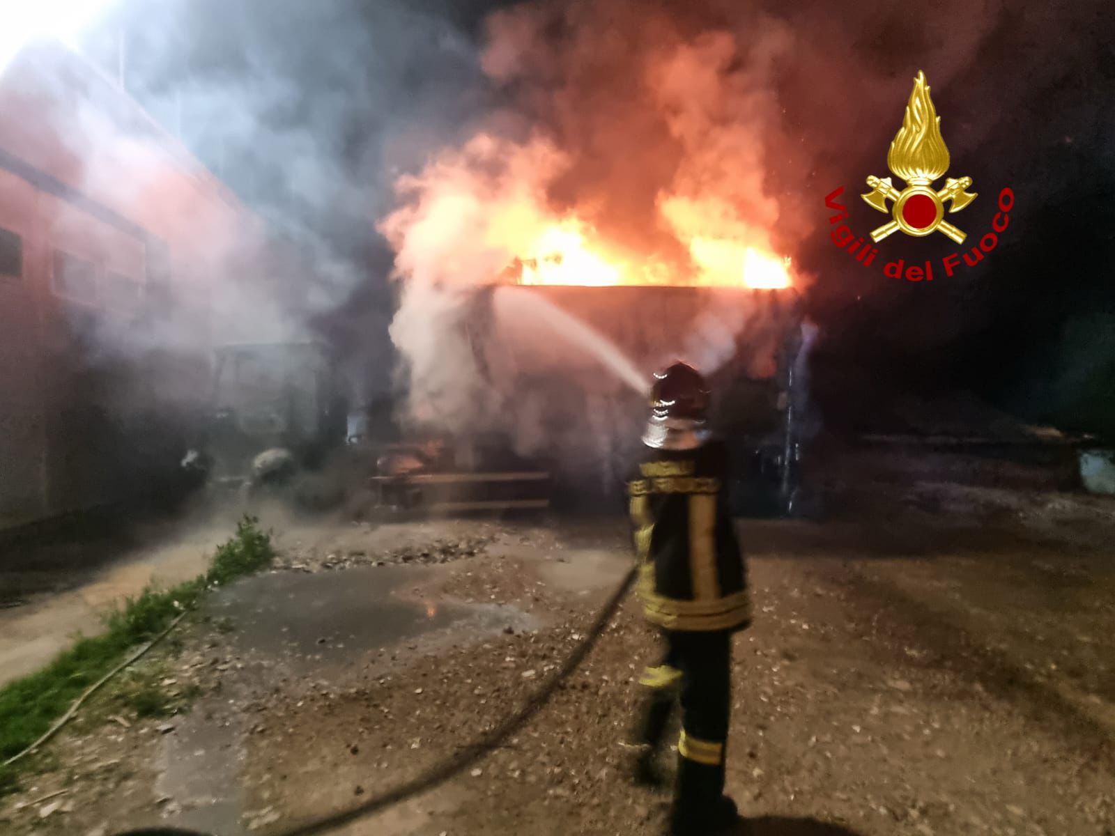 Attentato incendiario a Tertenia: devastato dal fuoco camion della raccolta rifiuti