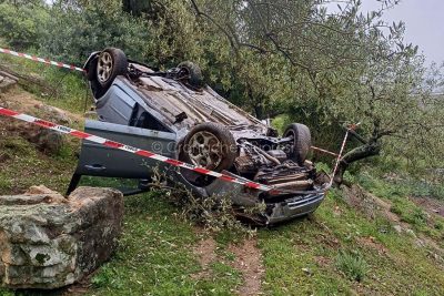 La Ford Focus dopo l'incidente sulla Nuoro Orgosolo