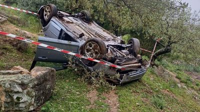 La Ford Focus dopo l'incidente sulla Nuoro Orgosolo